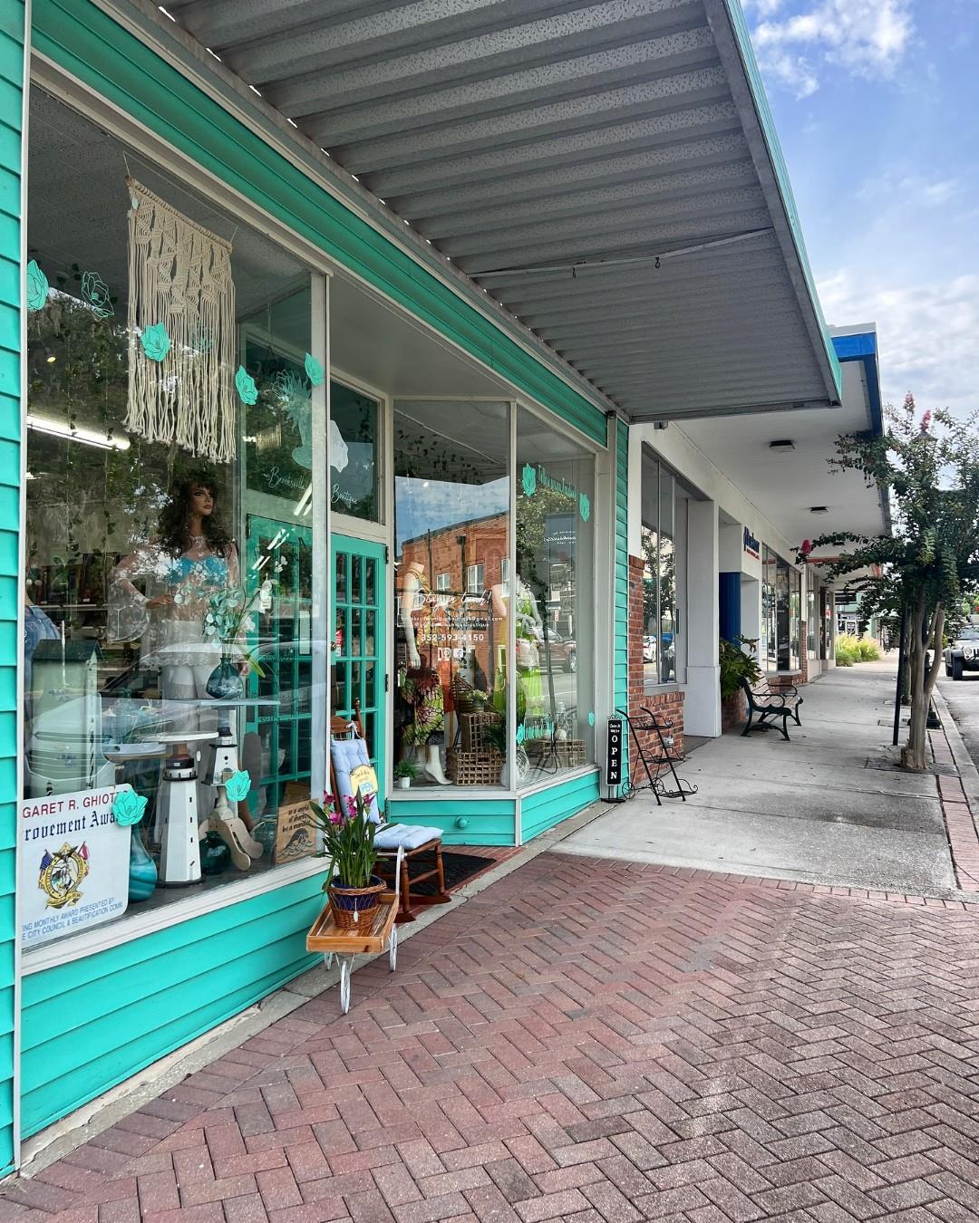 Ready for the weekend? 📅Mark your calendar for these fun upcoming events on #FLAdventureCoast:

🌳🛍️ Sip & Shop Social in downtown historic Brooksville - September 26, 5-8pm

🪕🖼️ Hernando County Flea Fest at Florida Classic Park - September 27, 10am

🍂🌽 Fall Season Fun at Sweetfields Farm - Multiple dates starting this Saturday, September 27 at 10am

🎃🐮 HarvestMoon Fun Farm Fall Festival - Multiple dates starting this Saturday, September 27 at 10am

Learn more at www.FloridasAdventureCoast.com/events