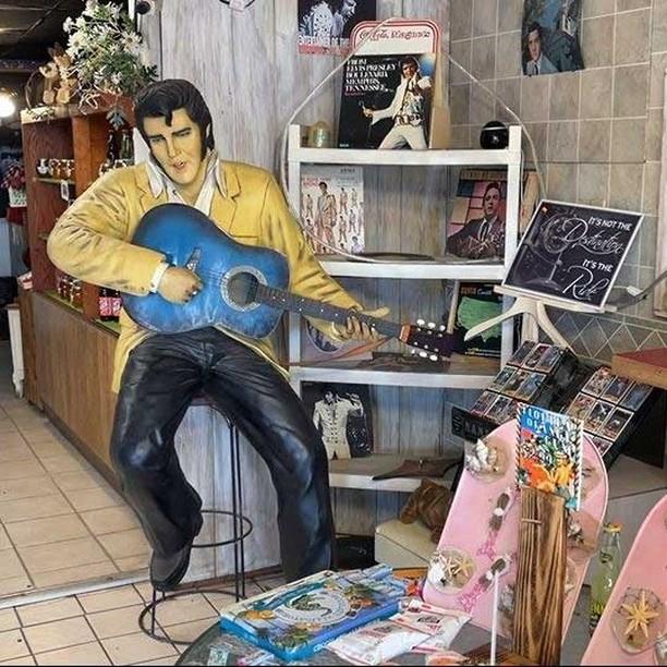 What began as a fruit and citrus stand in the 1960s, Boyette’s Grove and Citrus Attraction has evolved into a classic roadside attraction on #FLAdventureCoast.

Since then, Boyette’s Grove and Citrus Attraction has added a dinosaur cave where kids can pan for gold, a 3-D art gallery, and an 18-hole indoor mini-golf course. Visitors can also cool off with up to 24 flavors in Boyett’s old-fashioned ice-cream parlor.

.
.
.
#adventurecoast #brooksville #brooksvillefl #hernandocounty #boyetts #boyettsgrove #florida #roadsideamerica #roadsideattraction #oldflorida #retroflorida #elvispresley