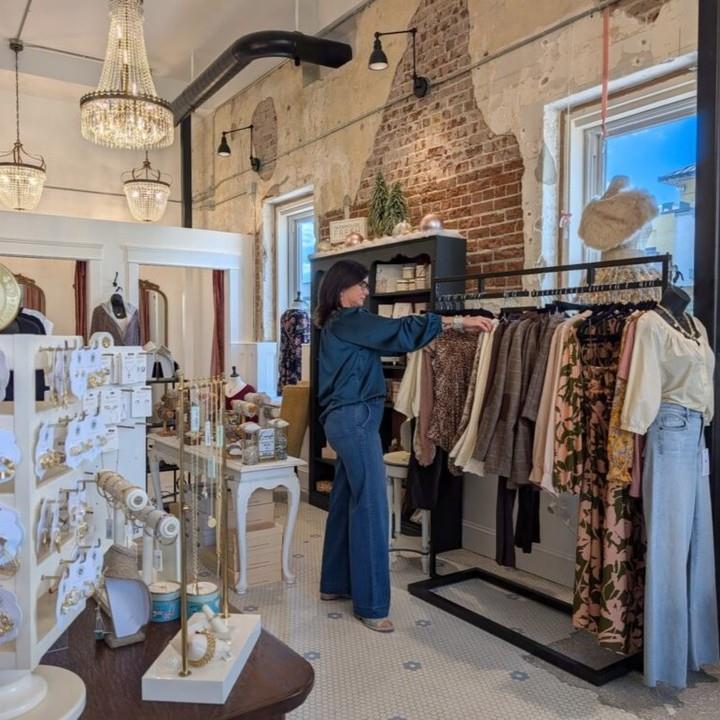 Tis the season to shop small and support local. 🛍️🎄 Small Business Saturday is the perfect time to find a gift for everyone on your shopping list!

Discover unique gems and hidden shopping treasures in Brooksville and Weekiwachee! Check our link in bio for a guide to shopping on #FLAdventureCoast.

Pictured are: 
1️⃣ Pearl Porch Boutique 
2️⃣ Richloam General Store
3️⃣ Diamonds & Rust (located inside of Easy Street Home Decor)
4️⃣ Country Depot
5️⃣ Silver Dolphin Restaurant & Country Store

#FLAdventureCoast #Brooksville #WeekiWachee #ShopSmall #Florida #ChristmasinFlorida