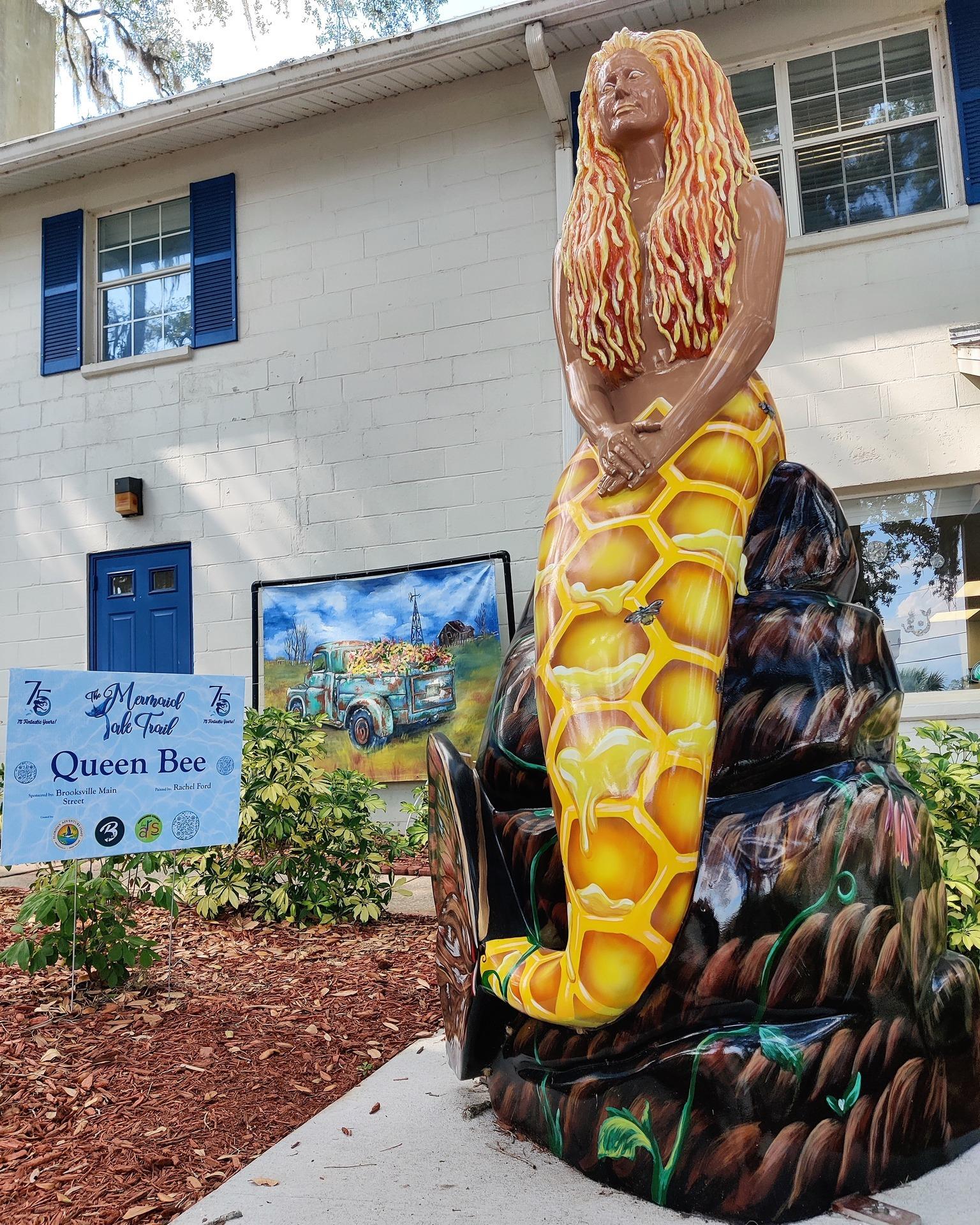 🧜‍♀️🐝 What does a 'Queen Bee' Mermaid use to style her hair? 

A honeycomb, of course! 

🐝🍯🌼 Happy #WorldBeeDay! You can find this bee-autiful mermaid statue at the Brooksville Welcome Center, located at 205 East Fort Dade Avenue. 

Check out the link in our bio to find all the statues on #themermaidtaletrail!

🎨 Art by @rachels_50_shades_of_paint 
🧜‍♀️ Sponsored by @brooksvillemainstreetfl 
with thanks to @hernandoarts 

#MermaidTaleTrail #QueenBee #WeekiWachee #weekiwacheesprings #Brooksville #brooskvillefl #hernandocounty #loveFL