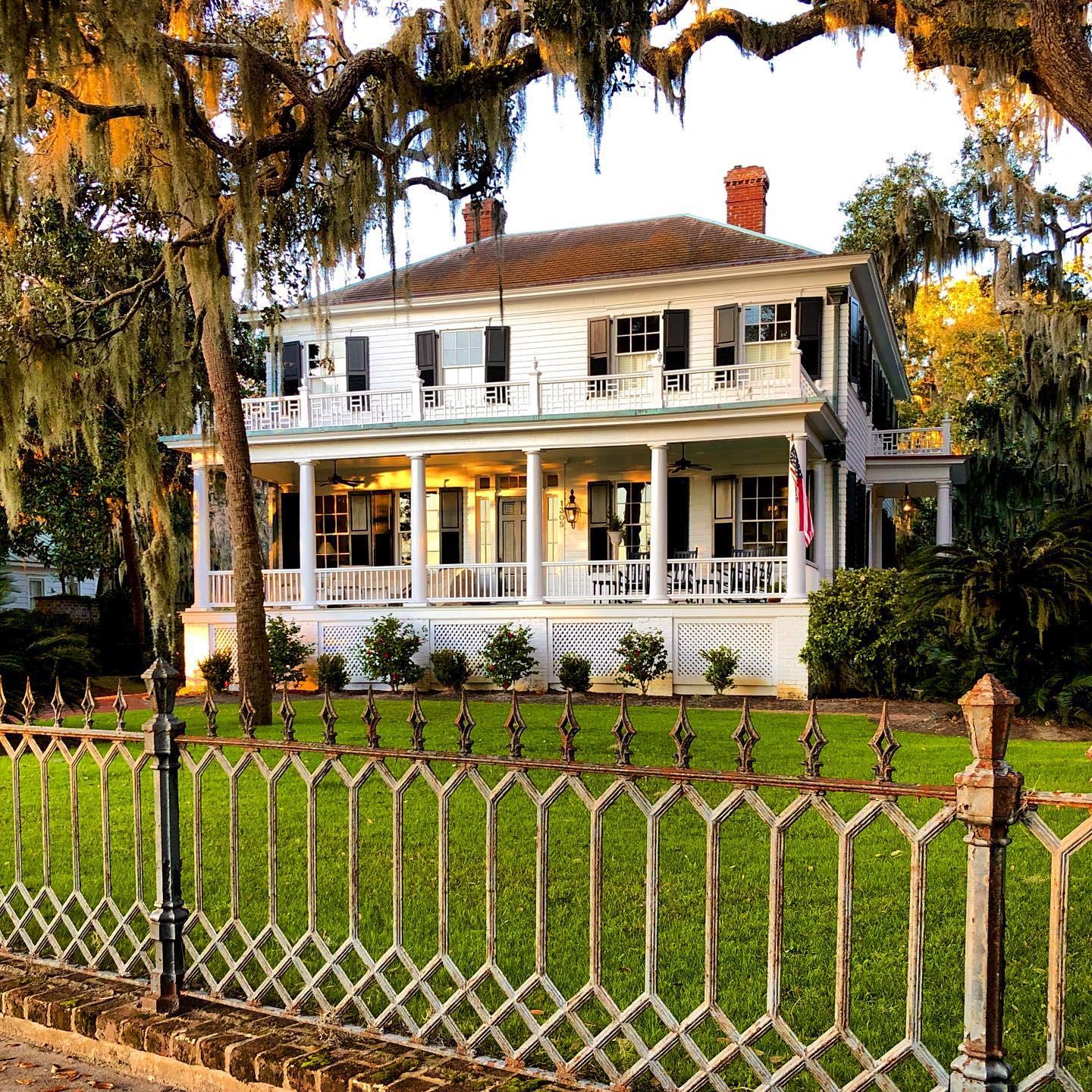 Life is slow and sweet this time of year in Beaufort 💛. #southernliving #beautifulhome #southerncharm #oldhouselove #oldhouse #winter #architecturelovers #houseportrait #antebellum #archi_ologie #architecturephotography #slhomes #southernstyle #luvbft #beaufortsc