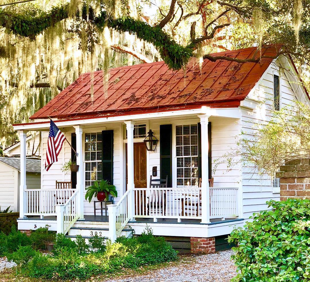 A tiny gem in the historic district, surrounded by grand homes & gracious live oak trees draped in Spanish moss, sweet ♥️. cottagesandbungalows .
#cottage #betterhomesandgardens 
#cottagestyle 
#cottagesandbungalows 
#cottages #mysouthernliving #southernliving 
#slhomes 
#archi_ologie 
#southerncharm 
#southernhome 
#oldhouse #oldhouselove 
#luvbft 
#beaufort 
#beaufortsc 
#theprettycities #oldhouses 
#cottagehome #houseportrait 
#curbappeal 
#tinyhouse #farmhouse #countryliving #homeinspiration 
#homeinspo