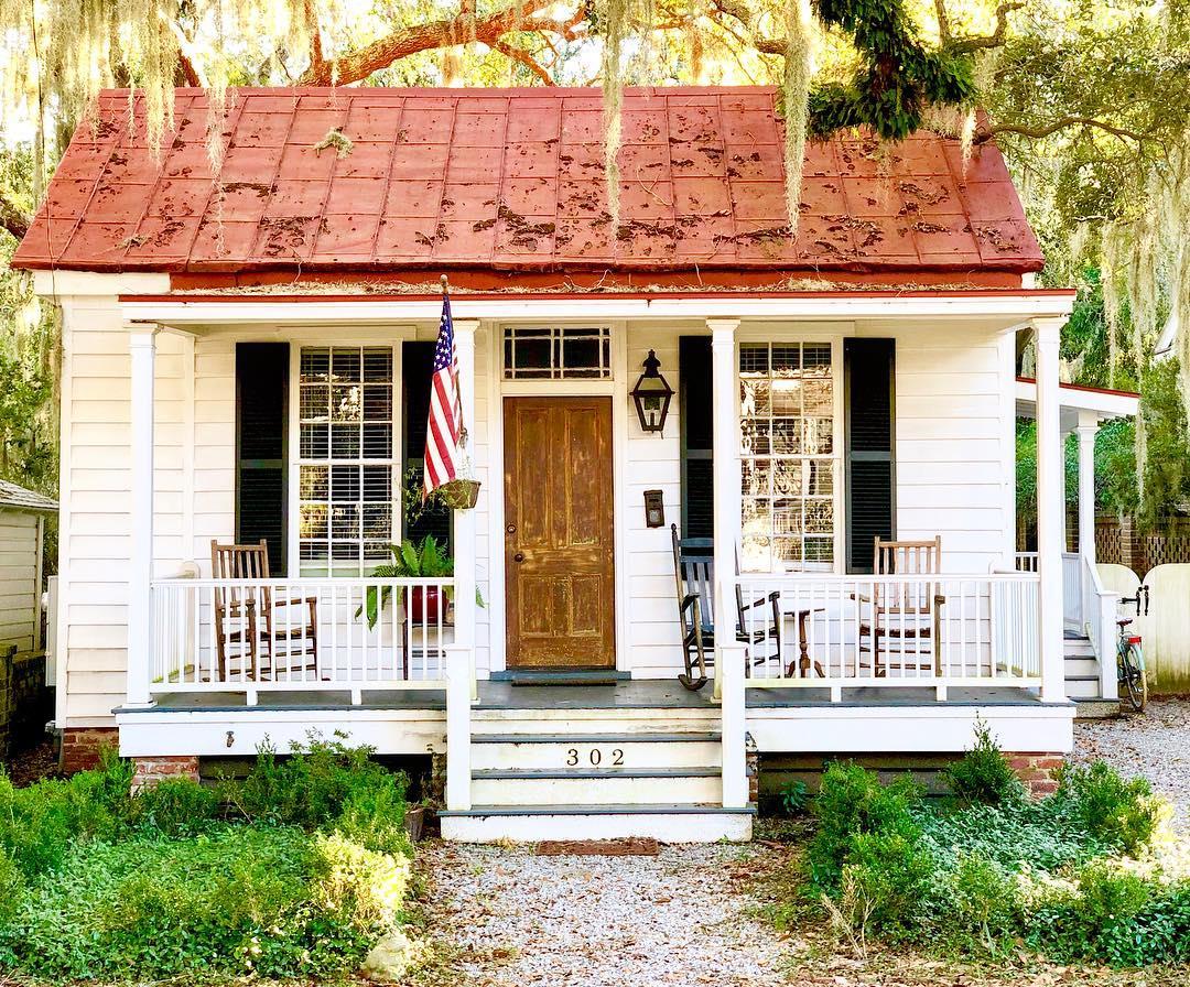 At the risk of driving cottage lovers 🍃❤️🍃 over the edge, a second view of everyone’s favorite tiny gem in Beaufort’s historic district 🏡. cottagesandbungalows 
#cottage #betterhomesandgardens 
#cottagestyle 
#cottages #slhomes #archi_ologie #southerncharm #southernhome
#cottagesandbungalows #oldhouse #oldhouselove 
#luvbft #beaufortsc #beaufort #visit_beaufortsc #wheretofindme #portroyalsc #ladysisland 
#theprettycities 
#curbappeal #streetview 
#explorecharleston #southernliving #chasing_facades