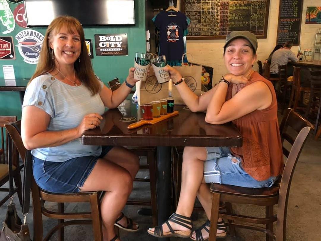 Welcoming our friends from @dotraveler who are in West Volusia this weekend! Be sure to say "hi"👋 if you see them along the #CoolCraftTrail! 🍺

#visitwestvolusia #westvolusia #delandwings #wingsofthewest #PersimmonHollow #DrinkSensiblyButGetWeird #craftbeer #downtowndeland