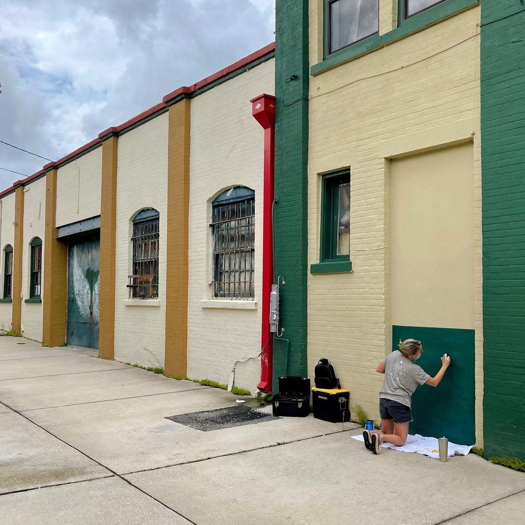 'Getting your picture taken with these beautifully rendered wings, all different, all appropriate for their location, has quickly become a rite of passage, one of those Florida must do things' 💌

Read about the Wings of the West and how they came to be from travel writer Lucy Tobias: https://bit.ly/3pcgqHu

#wingsofthewest  #delandwings #visitwestvolusia #oldfloridanewvibe