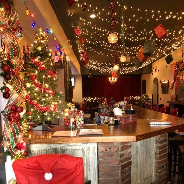 'Tis the Season to enjoy speciality drinks, sparkling lights, and festive cheer at DeLand's first Christmas Pop-Up bar at @thelounge_artisandowntown. 🎄✨ 

#delandchristmaspopup #thelounge #popupbar #christmaspopup #coolcrafttrail #christmascheer #seeyoudowntown #deland #visitwestvolusia #oldfloridanewvibe