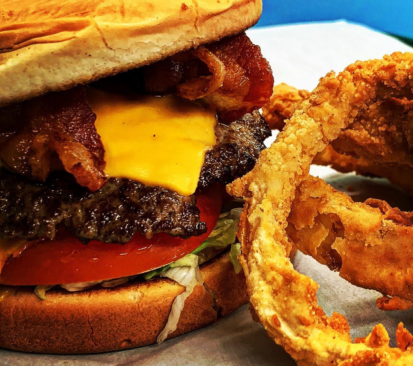 #foodfriday #mymcalester #exploremcalester #discovermcalester #discoverok #discoveroklahoma #travelok #mcalester #mcalesterok #oklahoma #travel #tourism #McOK #food #foodie #foodphotography #foodstagram #burger #delicious #yum #yummyfood #eat #eatlocal #supportlocal #tryitordiet #burgersforlife  #burgerstagram #dinnertime #localfavorite