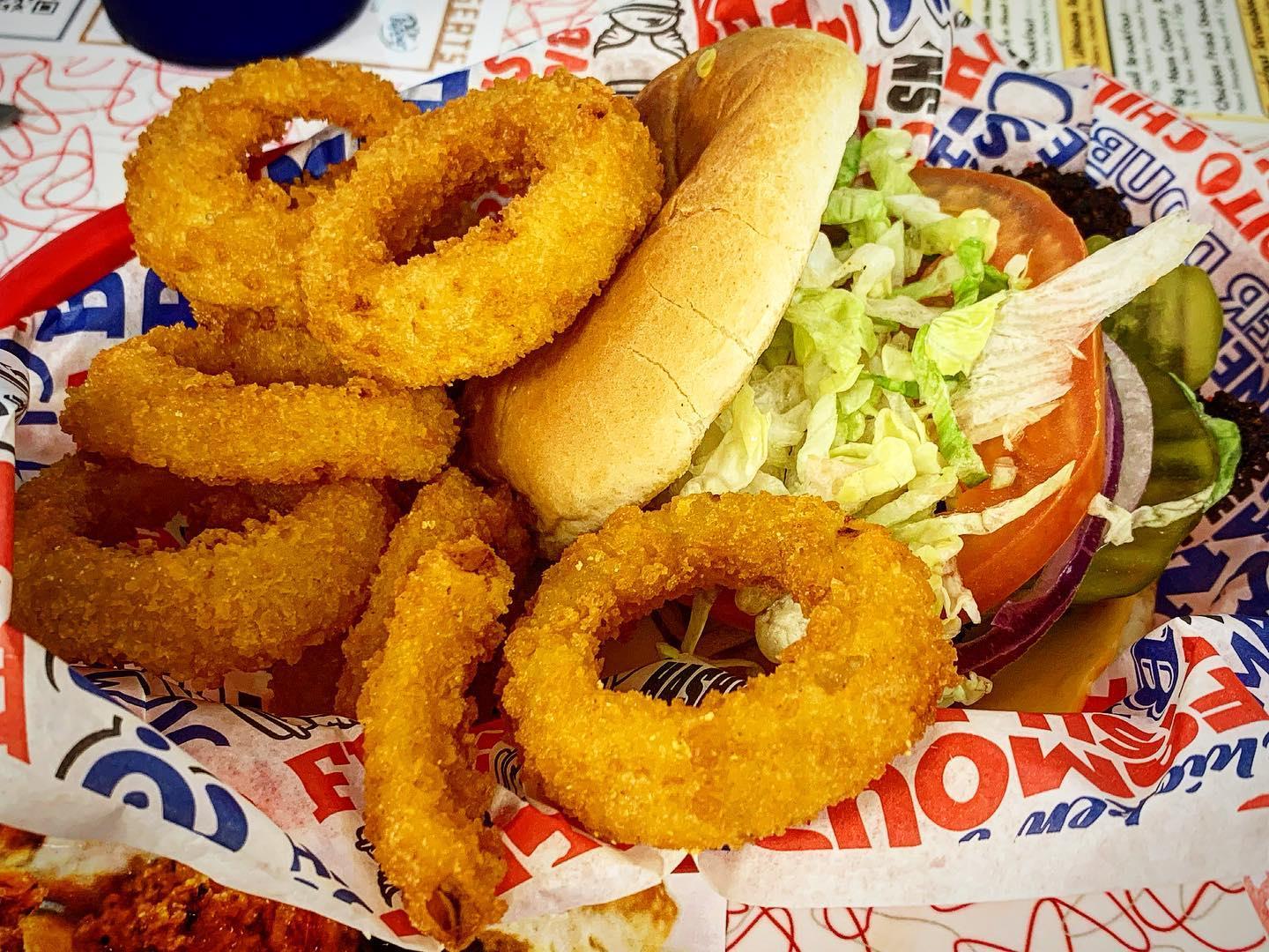 #foodfriday #mymcalester #discovermcalester #exploremcalester #McOK #mcalester #mcalesterok #diner #boomarangdiner #burger #oinionrings #juicyburger #delicious #yum #doublecheeseburger #satsifying #jeffersonhighway #jeffersonhighwayoklahoma #wheninmcalester #mactownok #travel #tourism #oklahomatodaymagazine