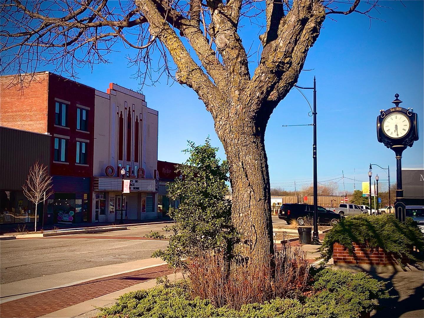 #mcalestermondays #mymcalester #McOK #exploremcapester #discovermcalester #mcalesterok #mcalesteroklahoma #downtown #downtownmcalester #visitourdowntown #shopourdowntown #shoplocal #supportlocal #oklatheater #shopping #travel #tourism #travelok #jeffersonhighway #onthejefferson